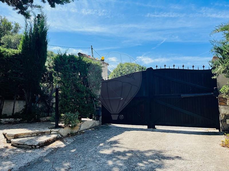 Propriété - 213 m² - 9 pièces