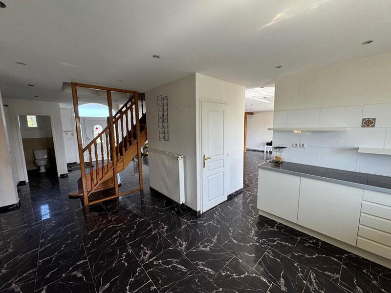 Maison - 237 m² - 8 pièces