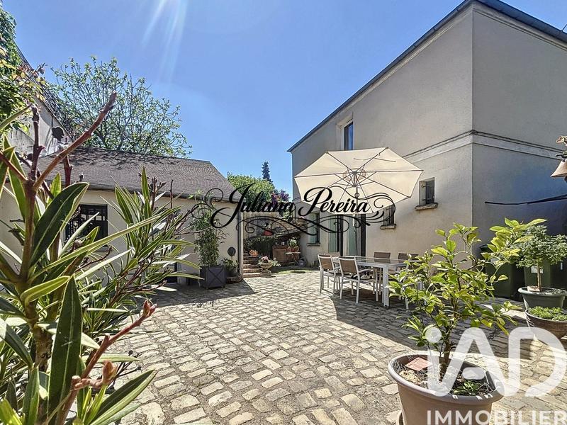 Maison - 205 m² - 9 pièces