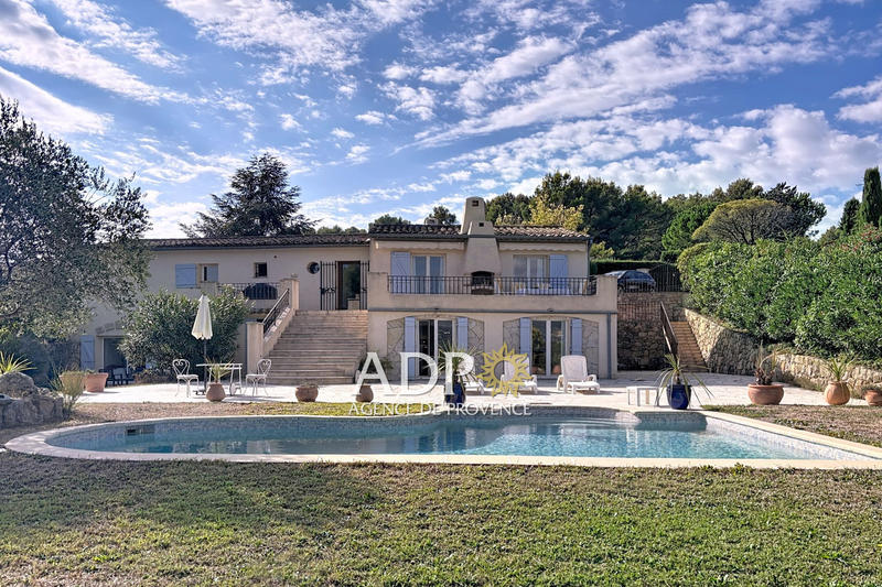 Maison - 218 m² - 8 pièces