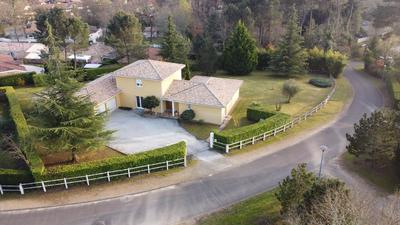 Maison - 210 m² - 10 pièces