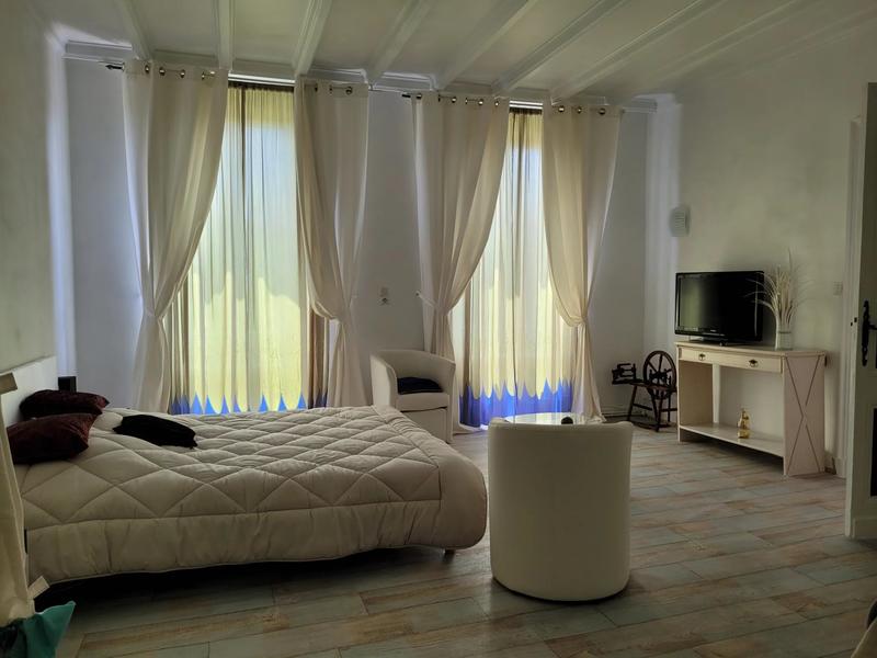 Maison - 470 m² - 18 pièces