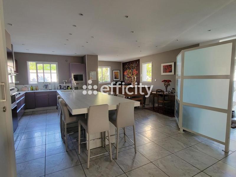 Maison - 210 m² - 5 pièces