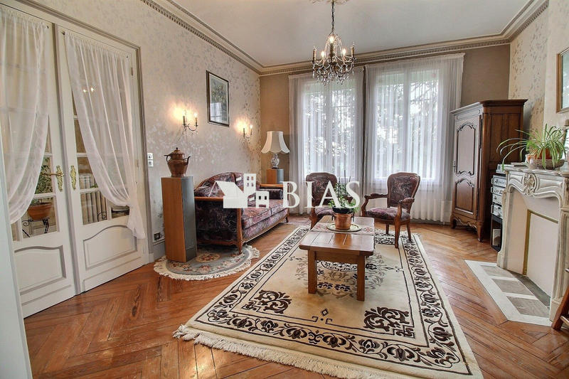 Maison - 300 m² - 12 pièces