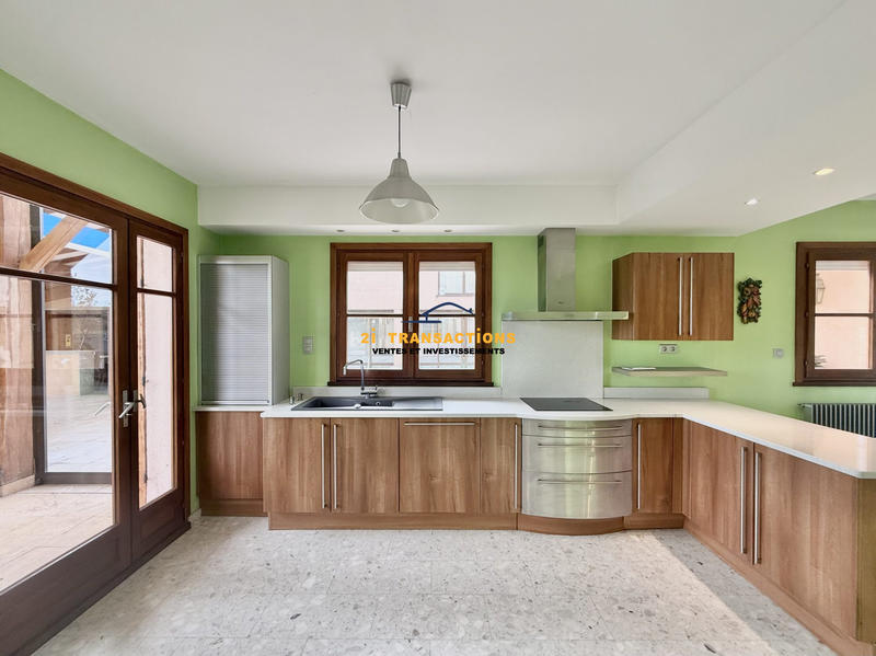 Maison - 220 m² - 8 pièces