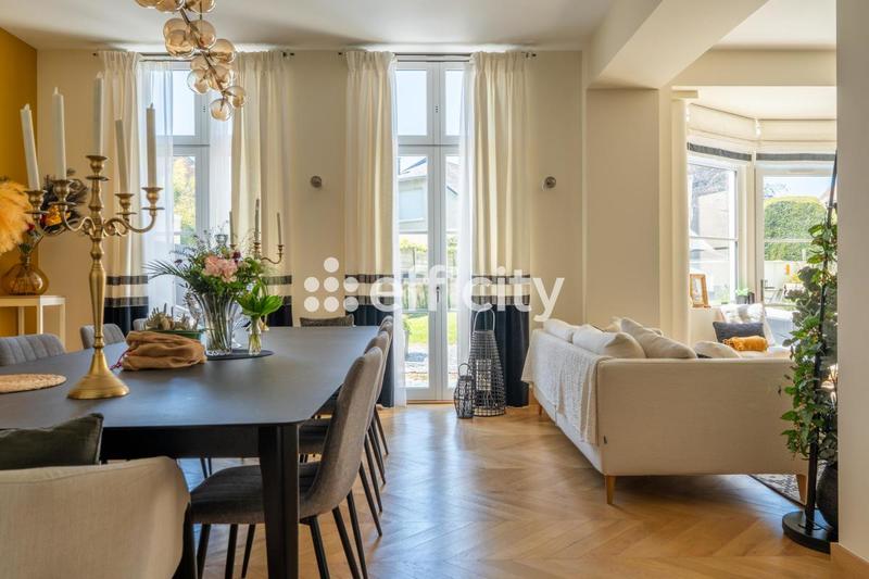 Maison - 330 m² - 9 pièces