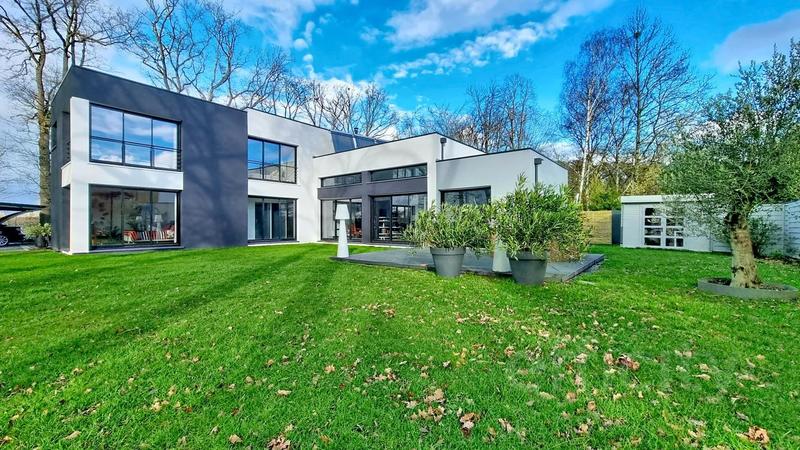 Pavillon - 281 m² - 8 pièces