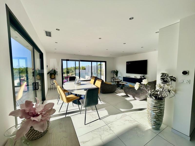 Maison - 235 m² - 7 pièces