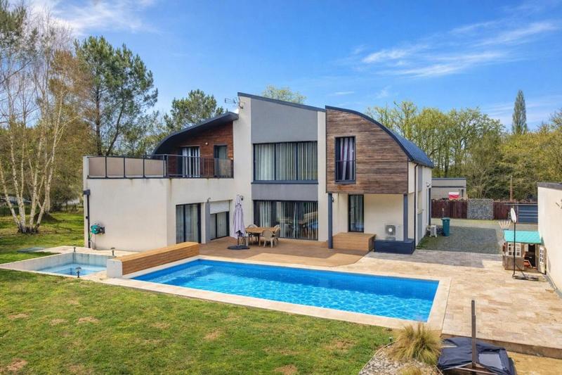 Maison - 206 m² - 7 pièces