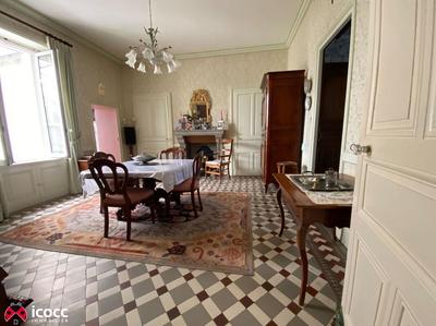 Maison - 222 m² - 9 pièces