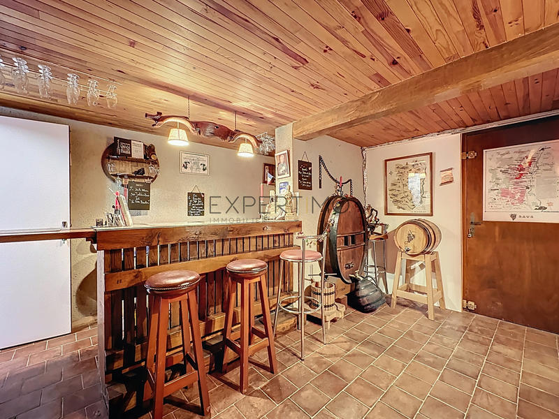 Propriété - 220 m² - 9 pièces