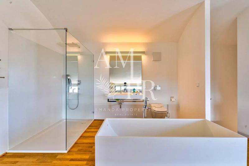 Villa - 300 m² - 8 pièces