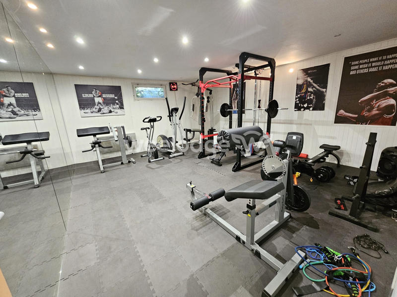 Maison - 220 m² - 9 pièces