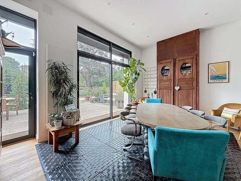 Maison - 275 m² - 7 pièces