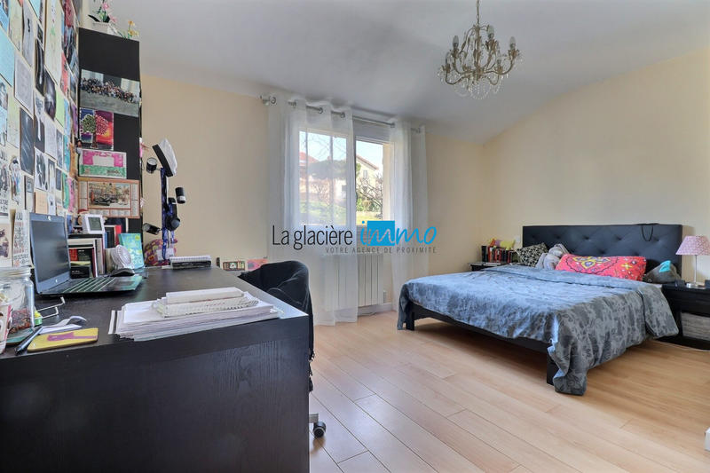 Maison traditionnelle - 240 m² - 7 pièces