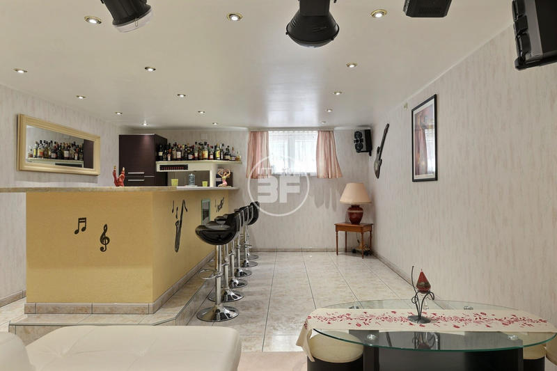 Maison - 232 m² - 7 pièces