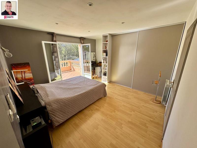 Maison - 240 m² - 7 pièces