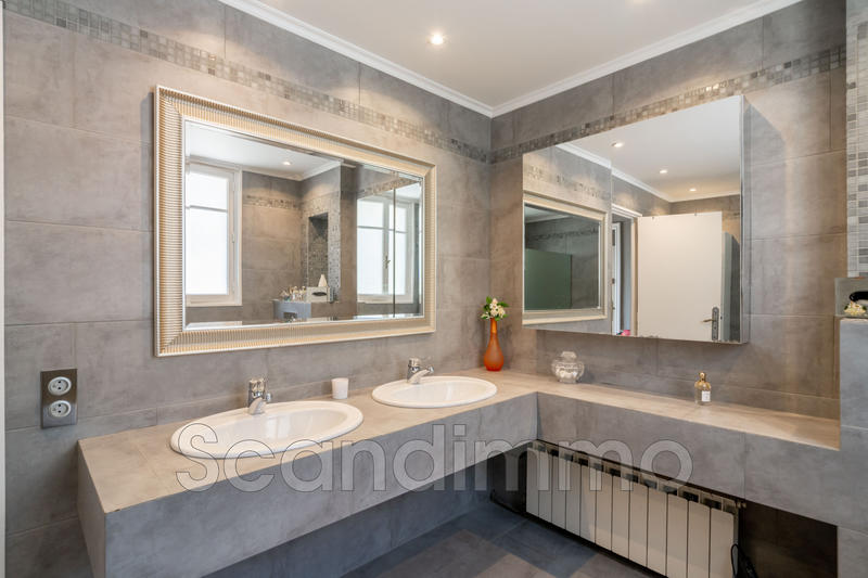 Maison - 225 m² - 6 pièces