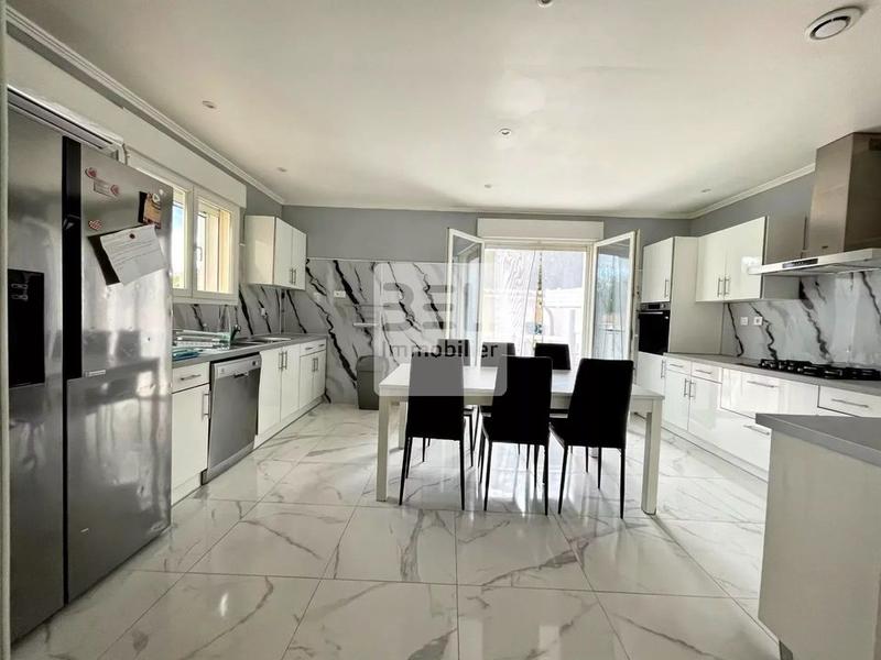 Maison - 273 m² - 11 pièces