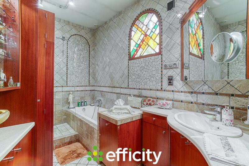 Maison - 193 m² - 8 pièces