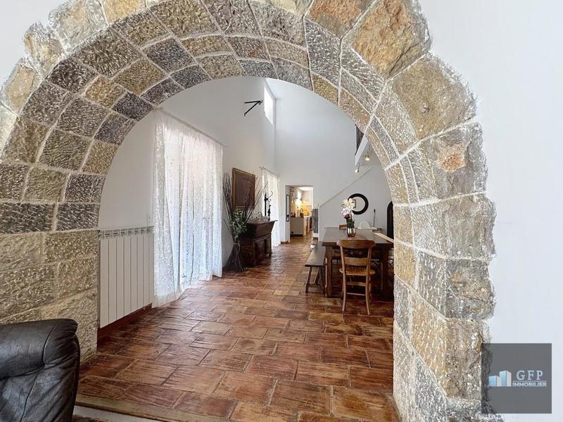 Villa - 401 m² - 8 pièces