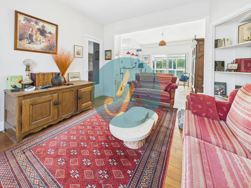 Maison - 198 m² - 11 pièces