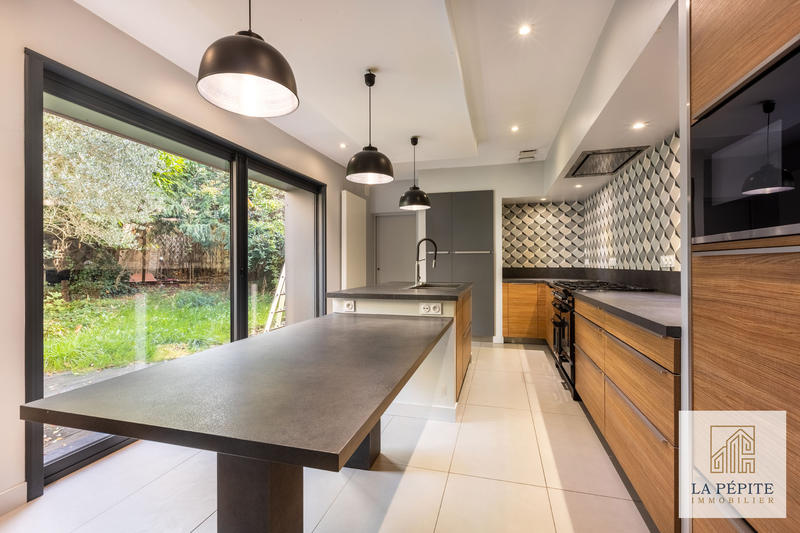 Maison - 306 m² - 10 pièces