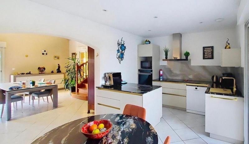 Maison - 250 m² - 8 pièces