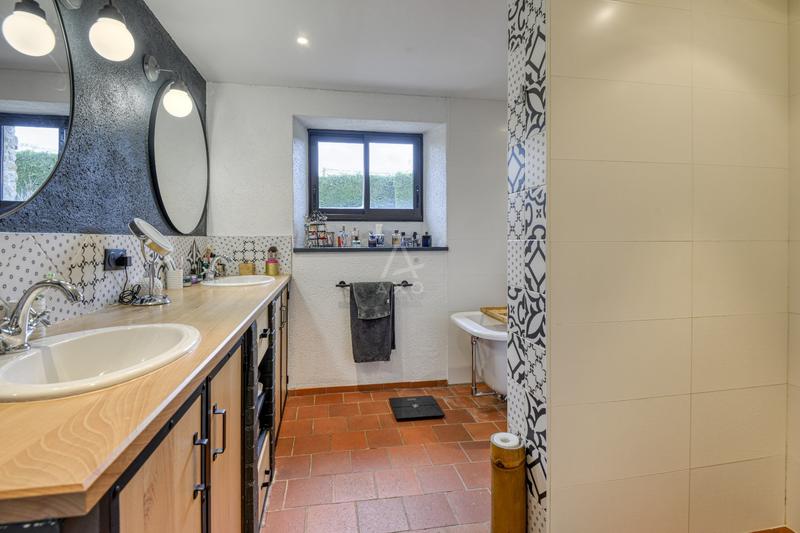 Maison - 243 m² - 7 pièces