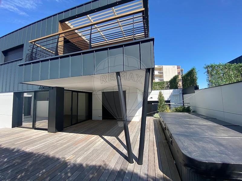 Maison - 216 m² - 6 pièces