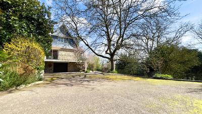 Propriété - 257 m² - 9 pièces