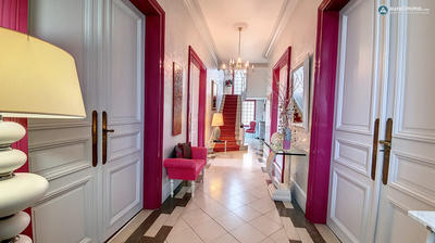 Maison - 285 m² - 9 pièces