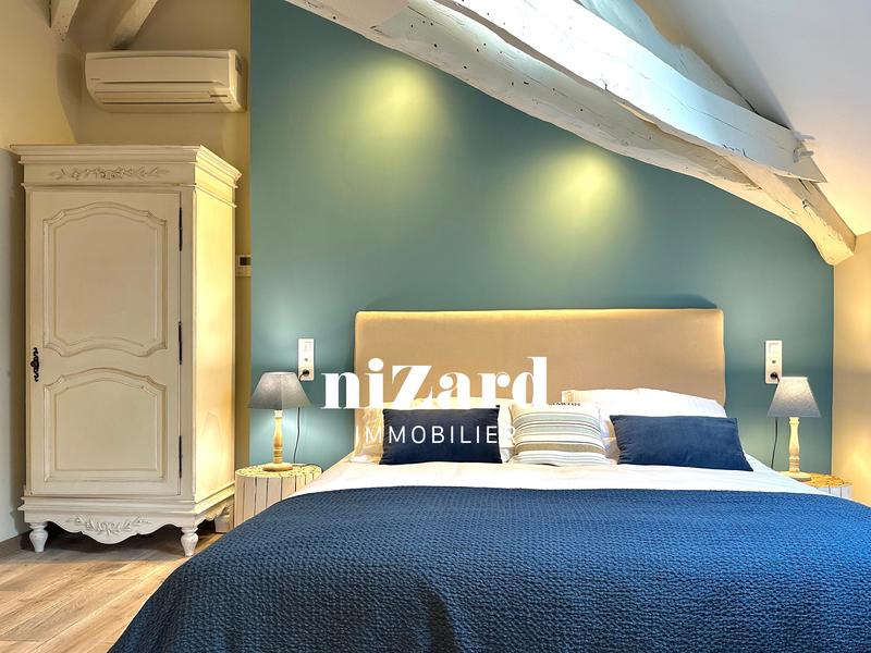 Propriété - 1 840 m² - 40 pièces