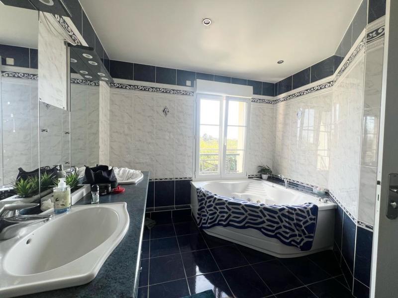 Maison - 230 m² - 9 pièces