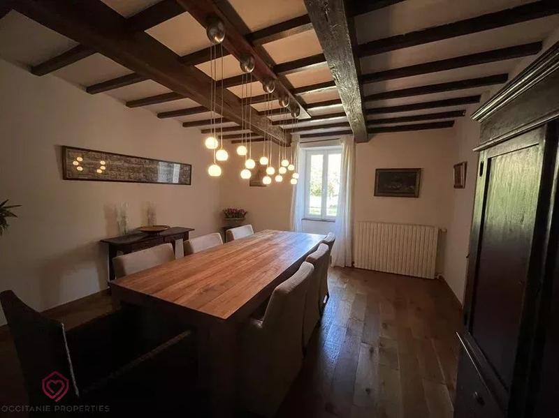 Propriété - 280 m² - 9 pièces