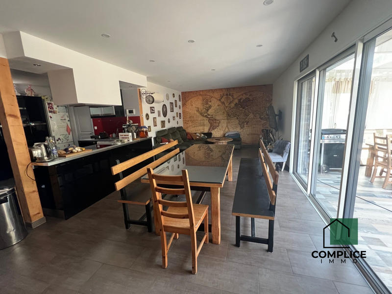 Maison - 161 m² - 8 pièces