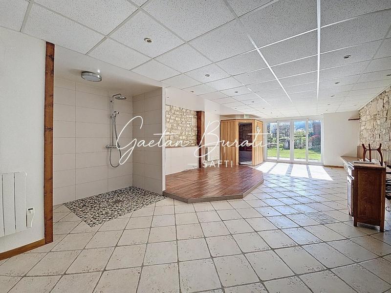 Maison - 223 m² - 9 pièces