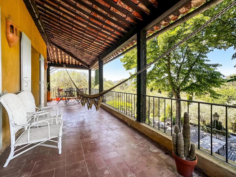 Maison - 368 m² - 10 pièces