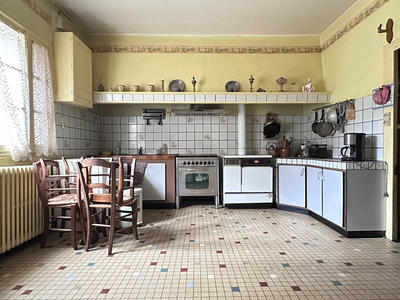 Maison - 233 m² - 8 pièces