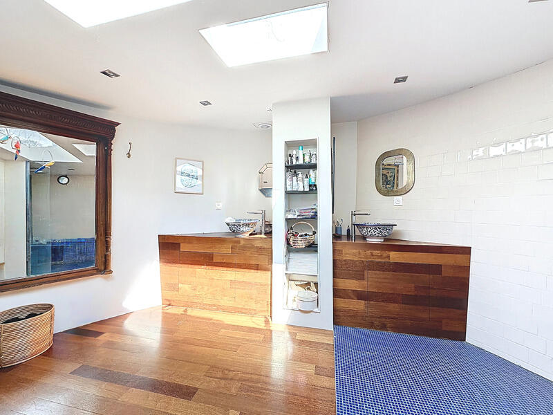 Péniche - 190 m² - 6 pièces