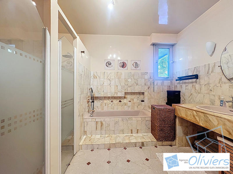 Maison contemporaine - 310 m² - 11 pièces