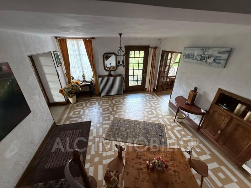 Propriété - 1 040 m² - 24 pièces