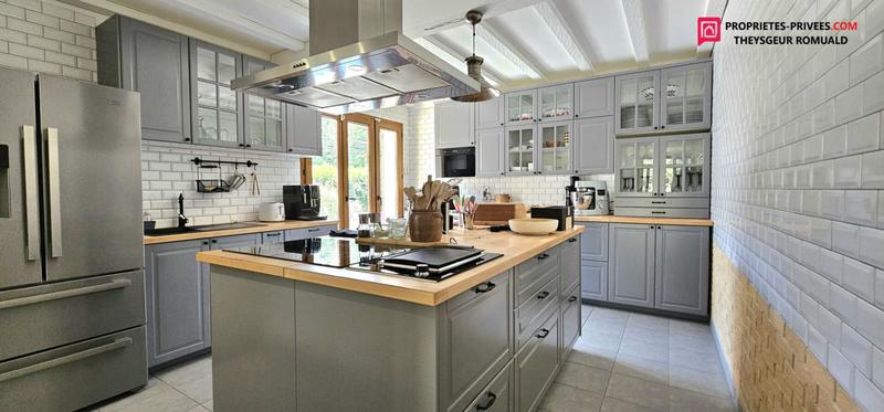 Maison - 250 m² - 8 pièces