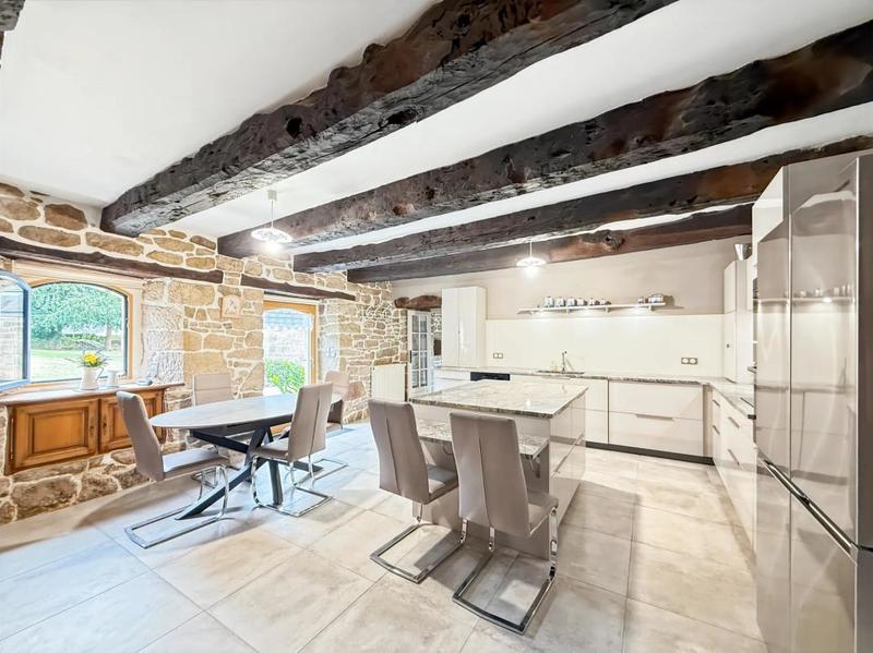 Maison en pierre - 377 m² - 10 pièces