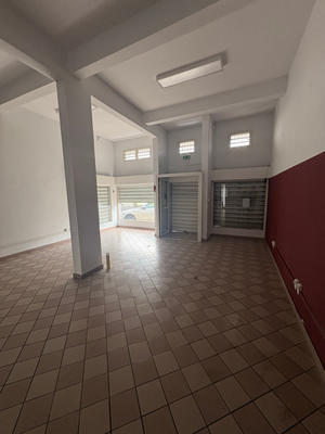 Local commercial - 67 m² - 1 pièce