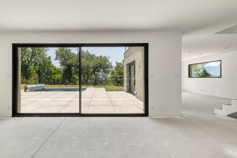 Maison - 202 m² - 7 pièces