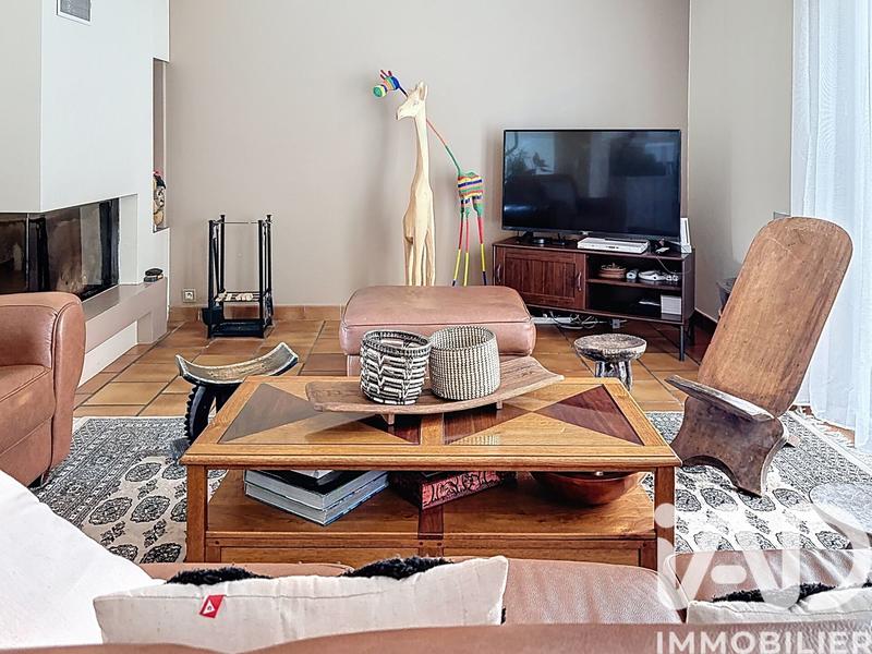 Maison - 241 m² - 9 pièces