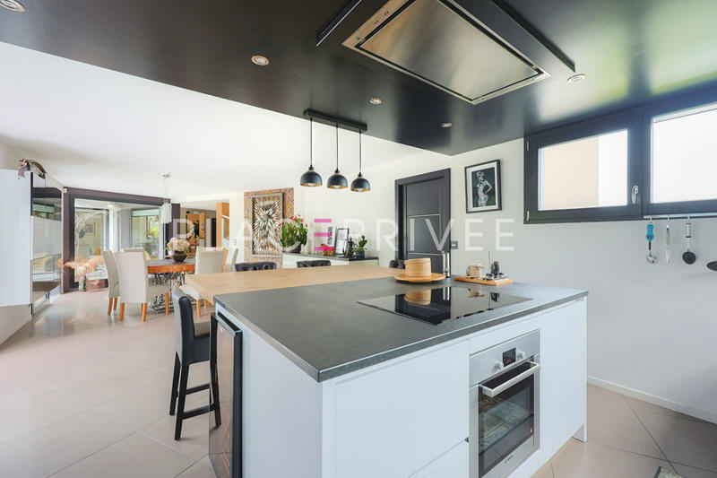 Maison - 390 m² - 8 pièces