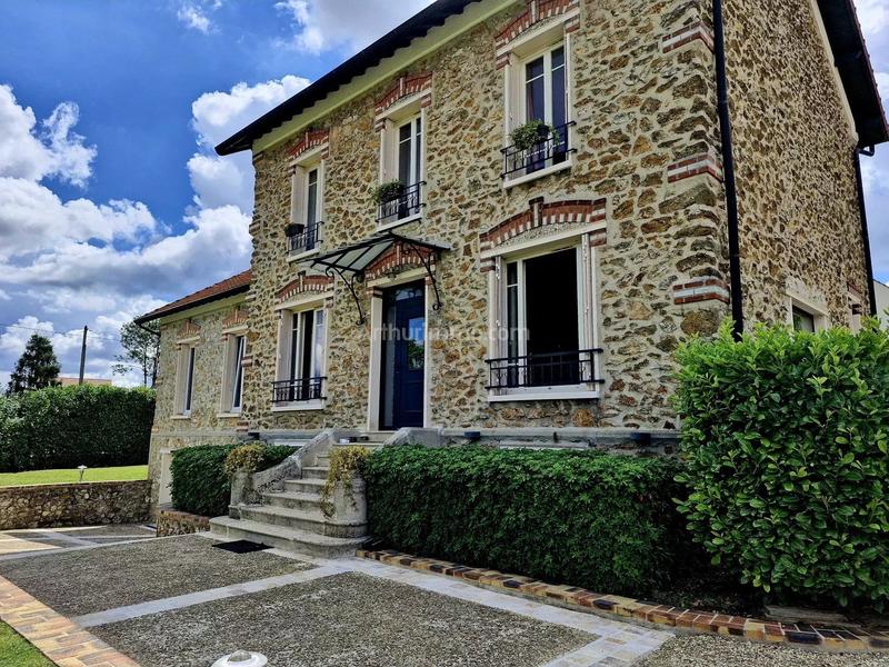 Maison - 200 m² - 8 pièces