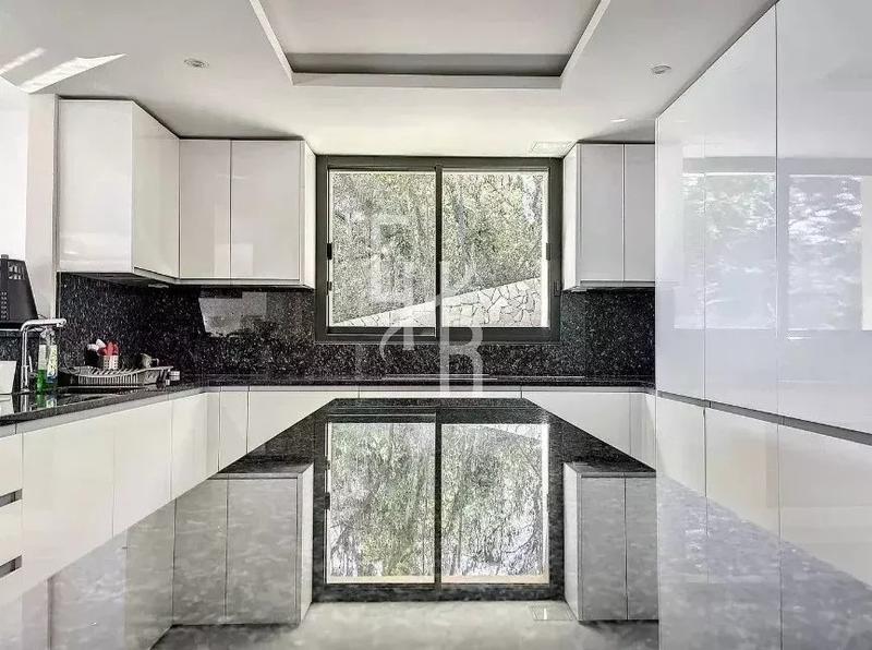 Maison - 389 m² - 8 pièces